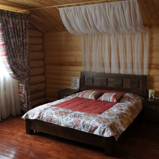 Пос. Хотежино. Балдахин из тюля и покрывало в стиле кантри. Спальня в деревянном доме.